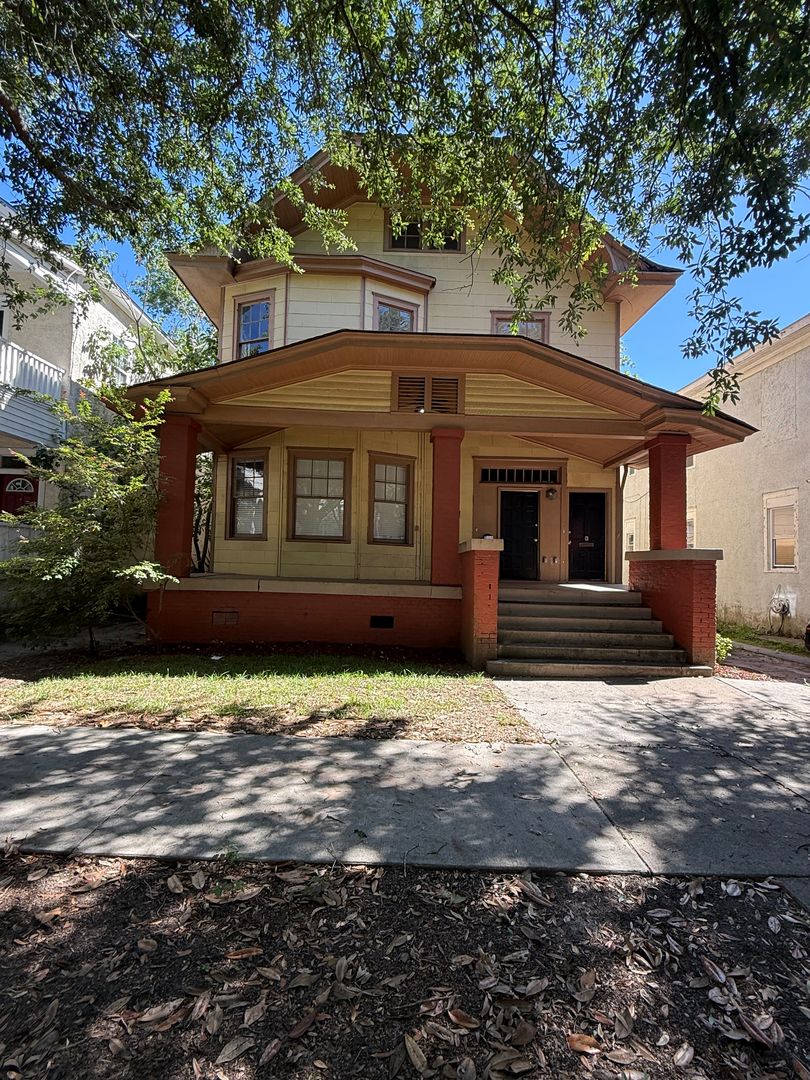 Savannah House: 823 E Henry Street-B