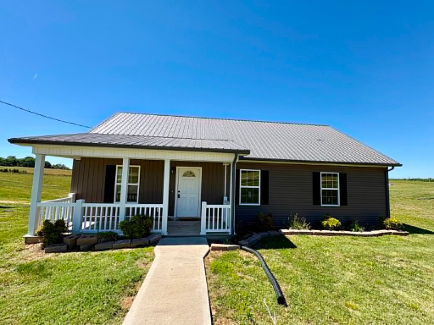 Tompkinsville House: 225 Jack Hunt Rd