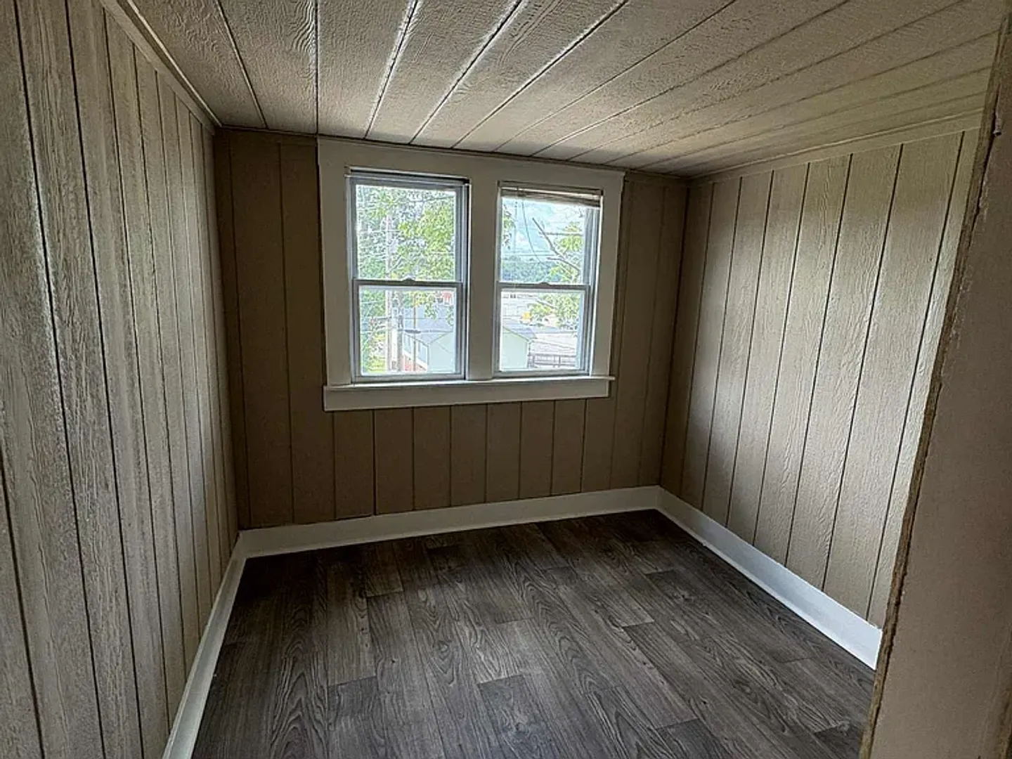 Glasgow House: 517 W Cherry St