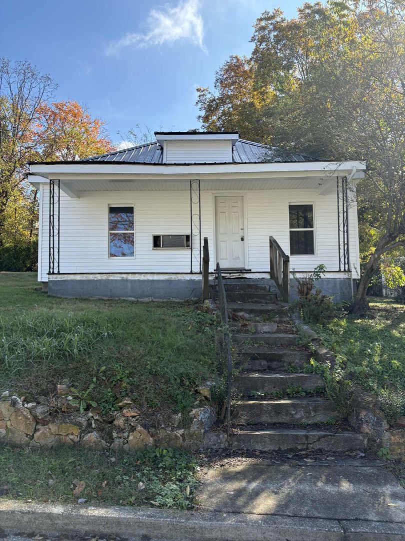 Glasgow House: 206 N Morgan St