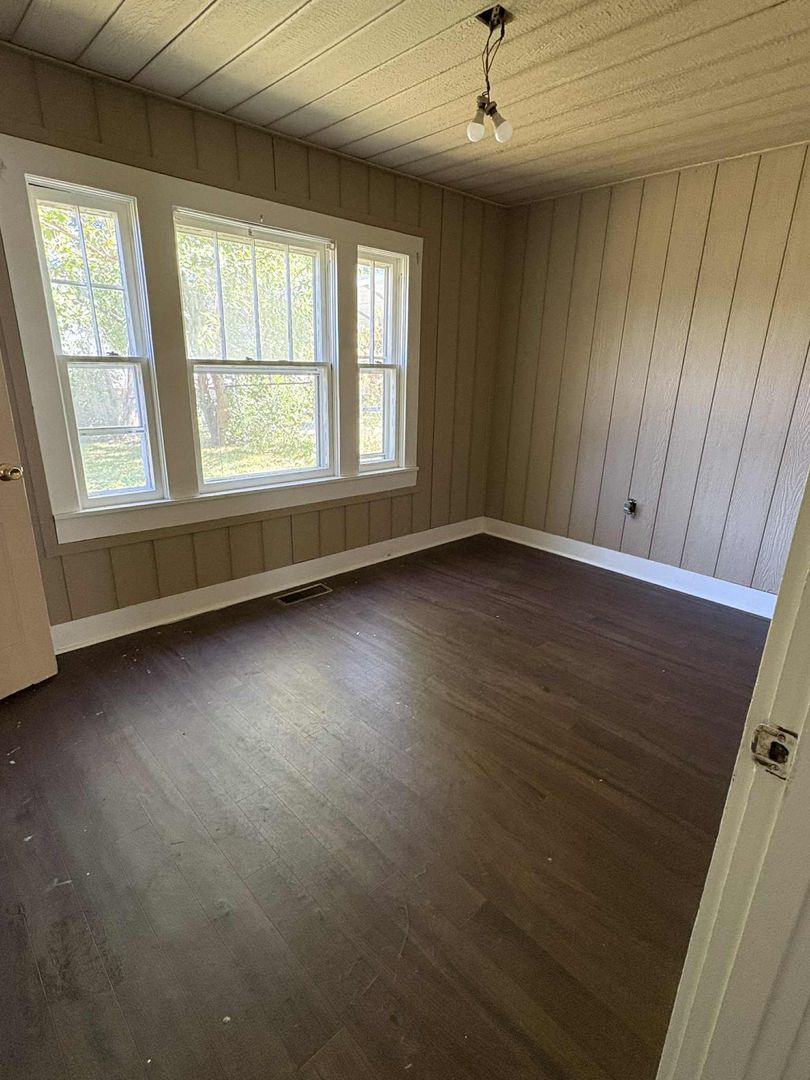 Glasgow House: 519 W Cherry St