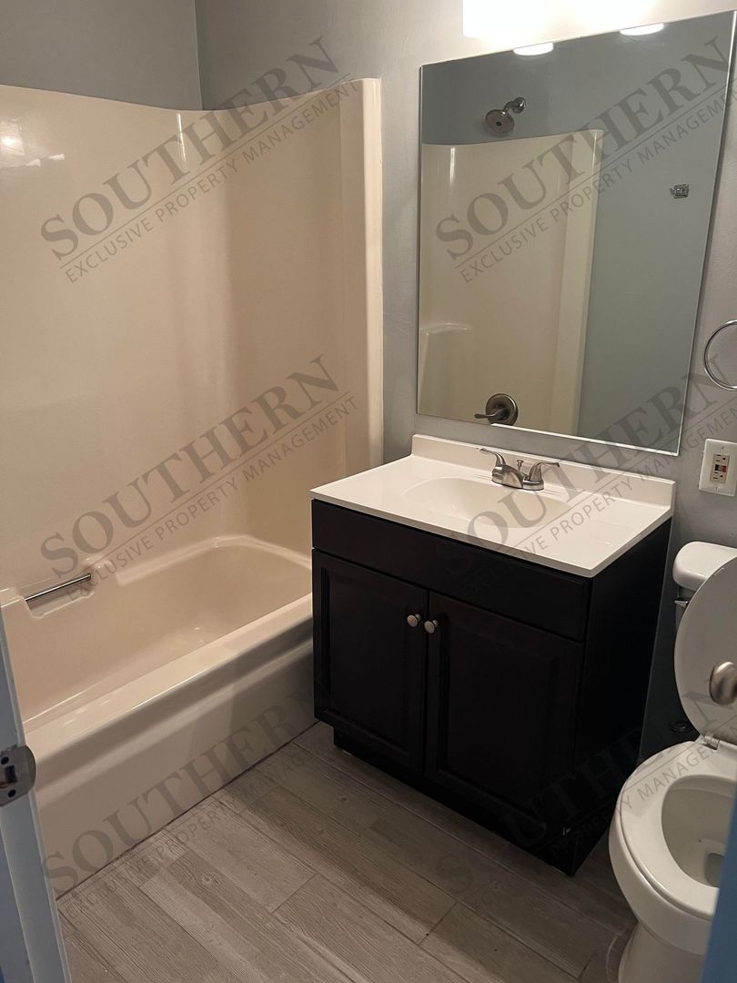 Bowling Green Apartment: 161 Old Lovers Lane