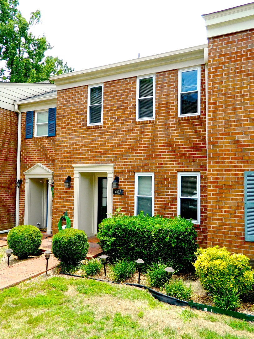 Augusta House: 407 Folkstone Cir