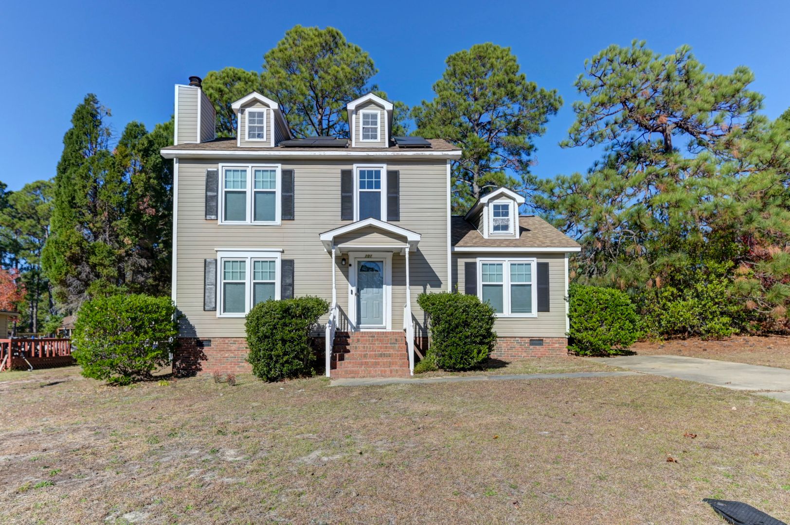 Columbia House: 101 Windridge Rd