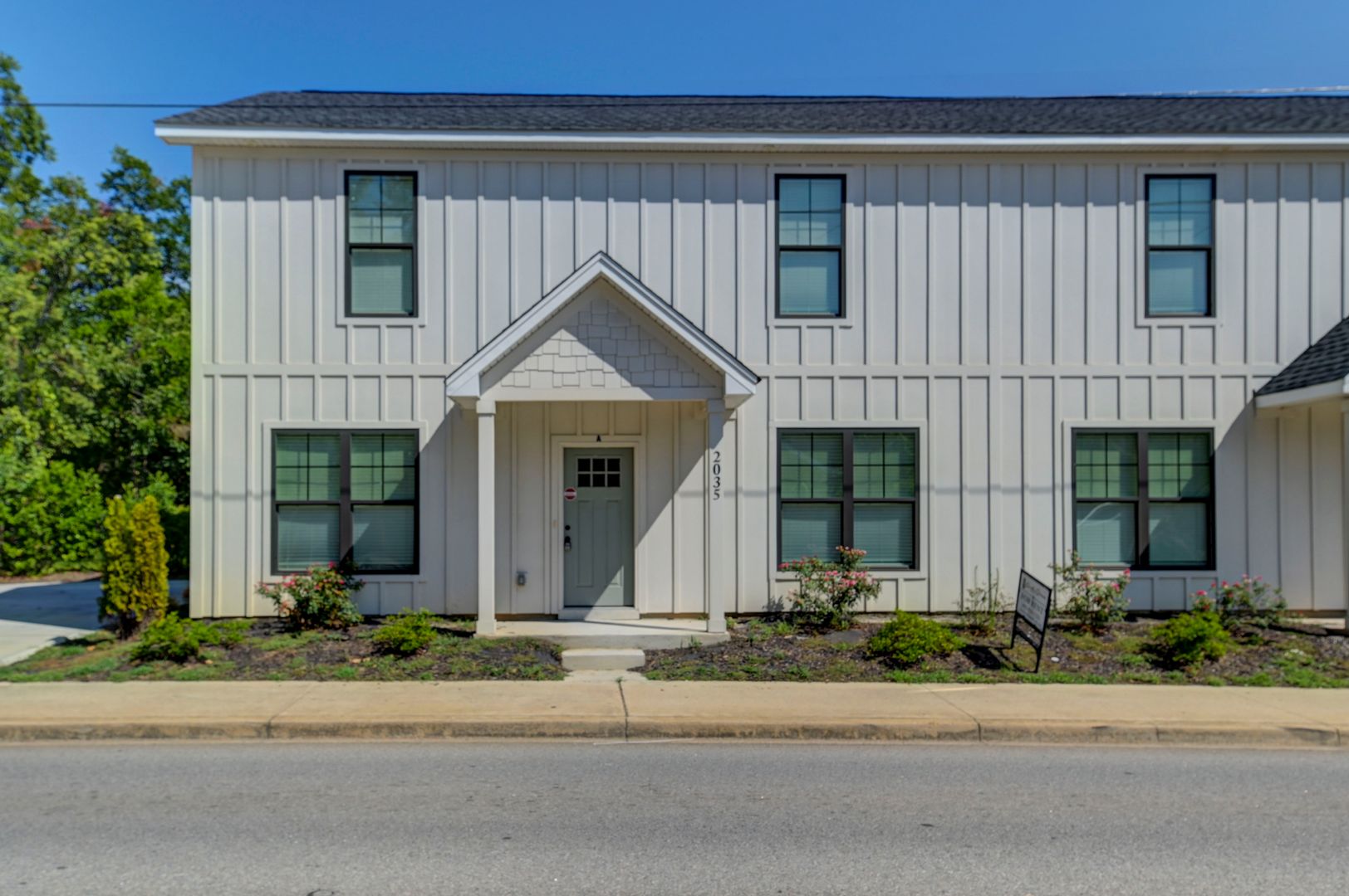 Modern Townhome in Rosewood – Walk to USC, Dining & More!