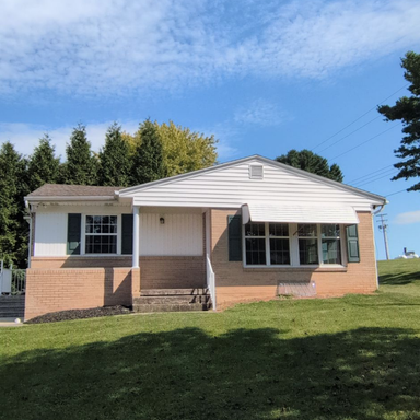 Single Family Home with Attached Garage – photo 1
