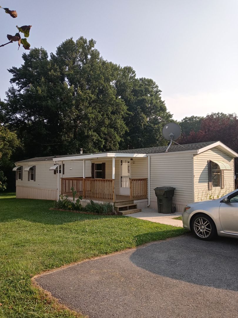 Airville House: 7 Locust Ln.