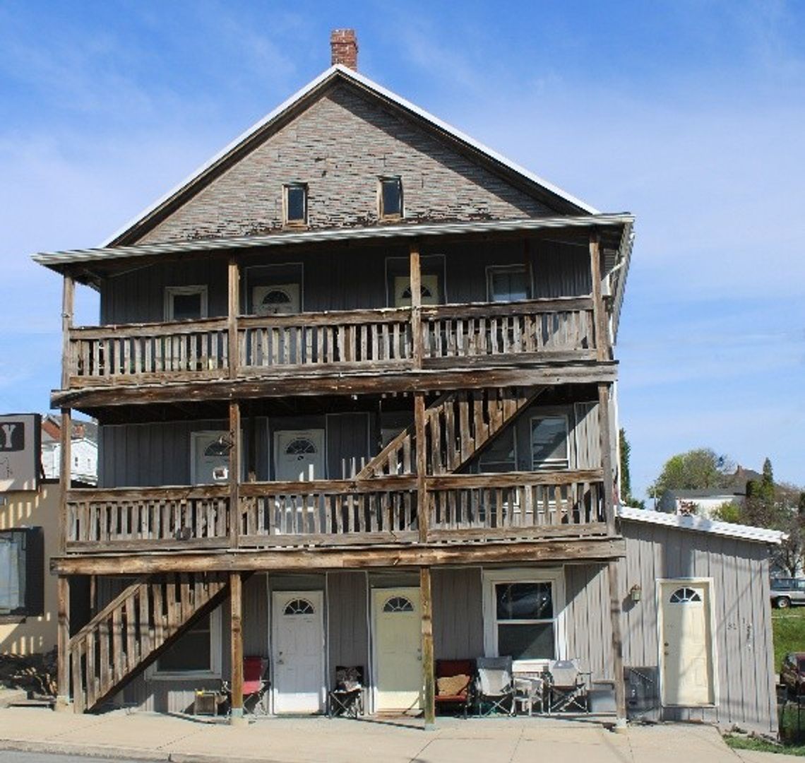 Red Lion House: 31 1/2 E. High St.