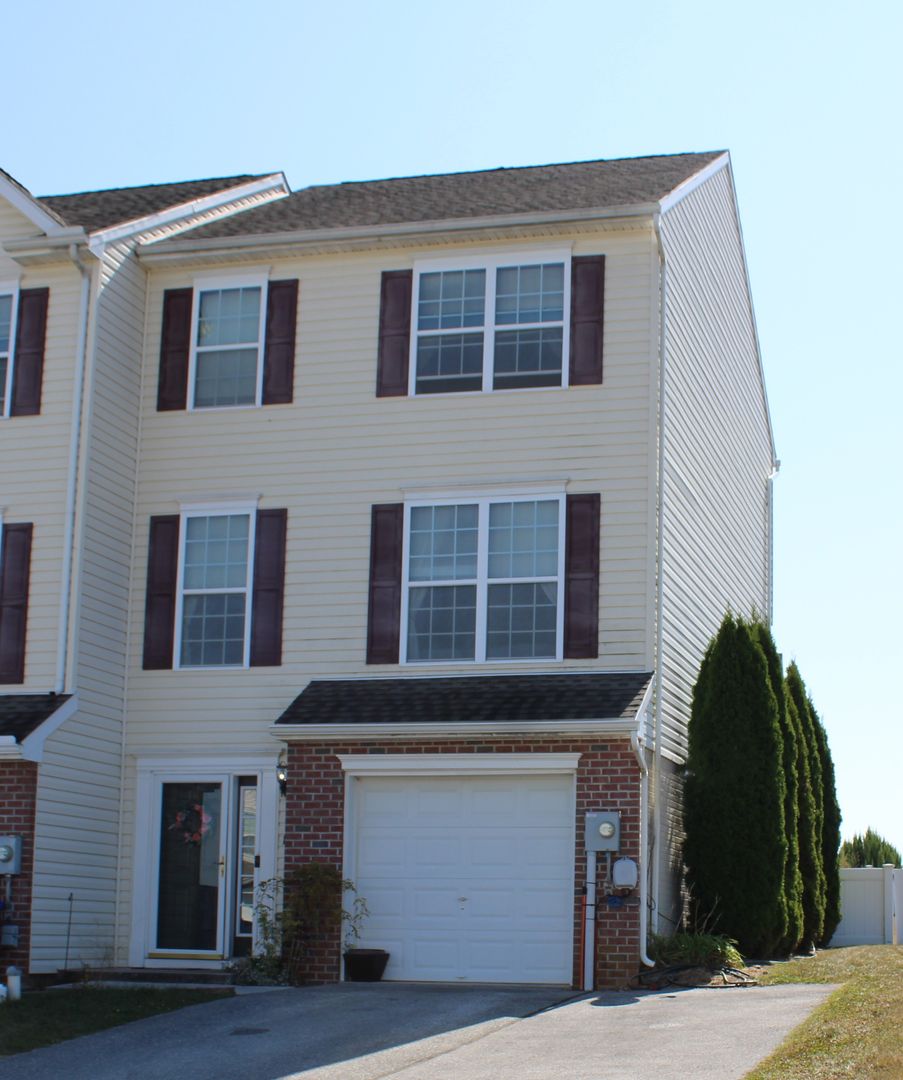 York Townhome: 1242 Ledge Dr.