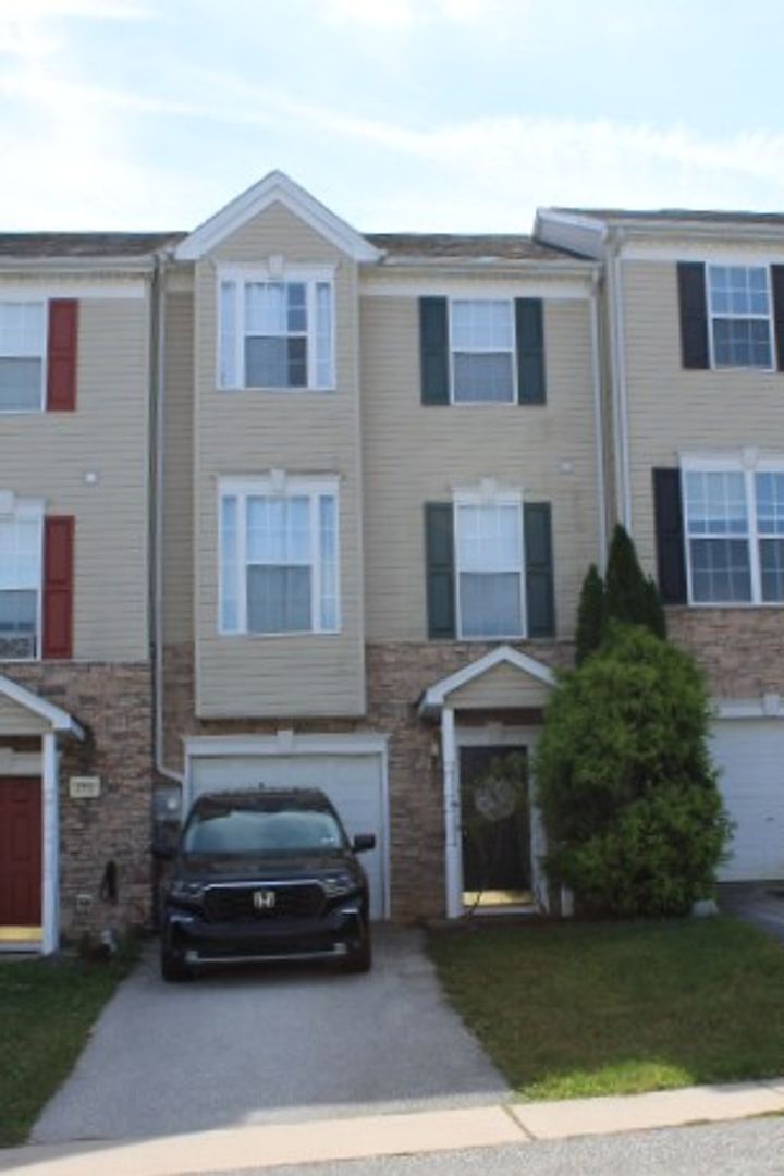 York Townhome: 3793 Cannon Lane