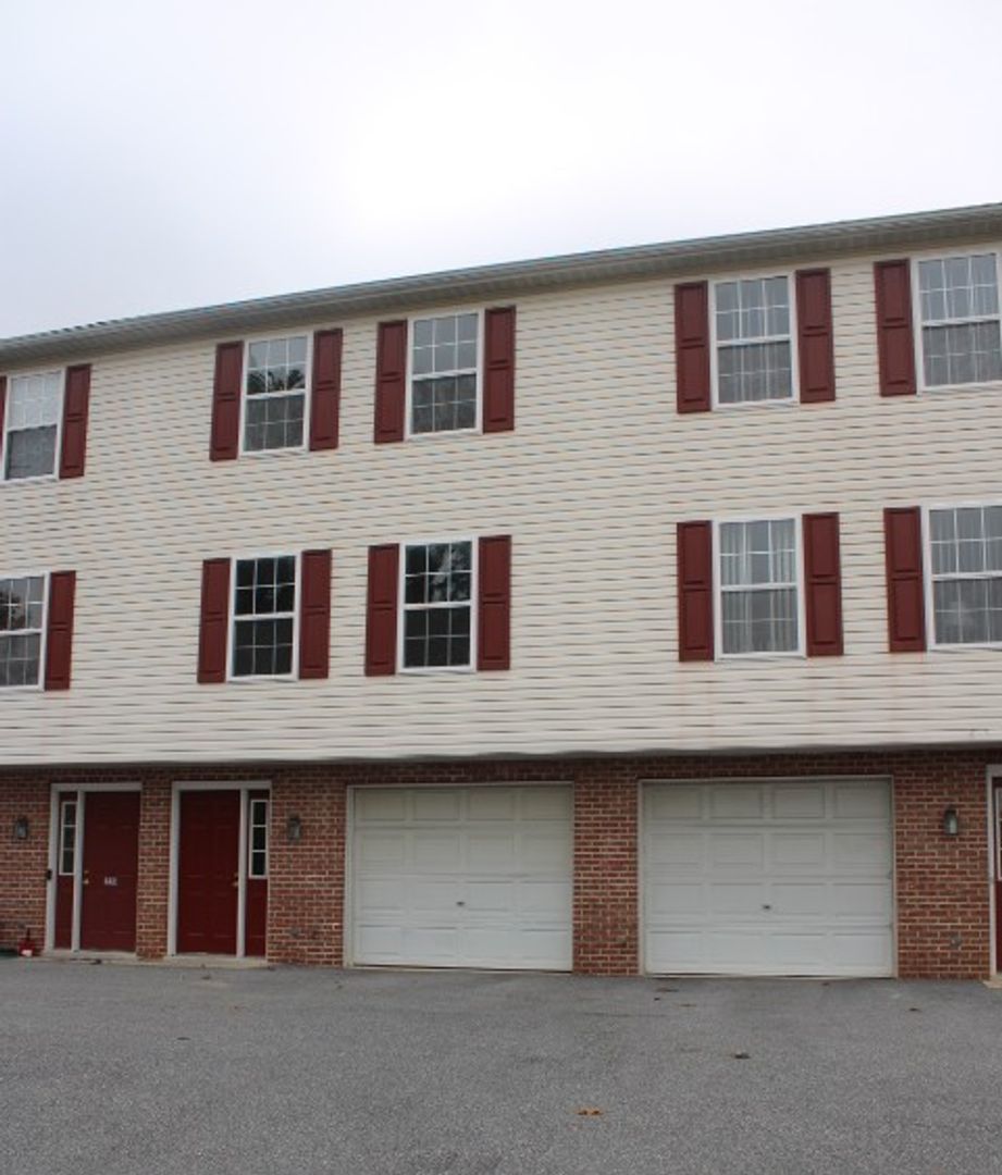 Dallastown Townhome: 231 Olney Rd