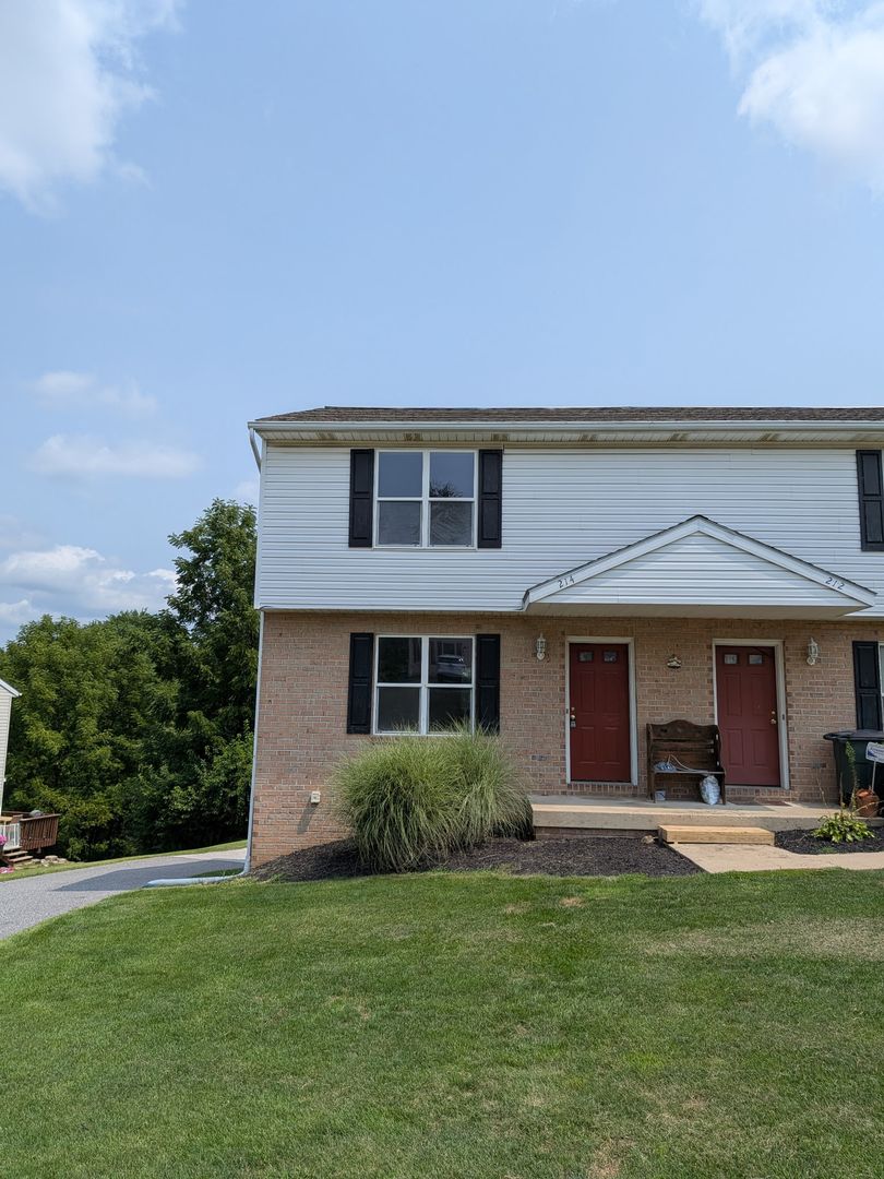 Dallastown House: 214 Craigdan Dr