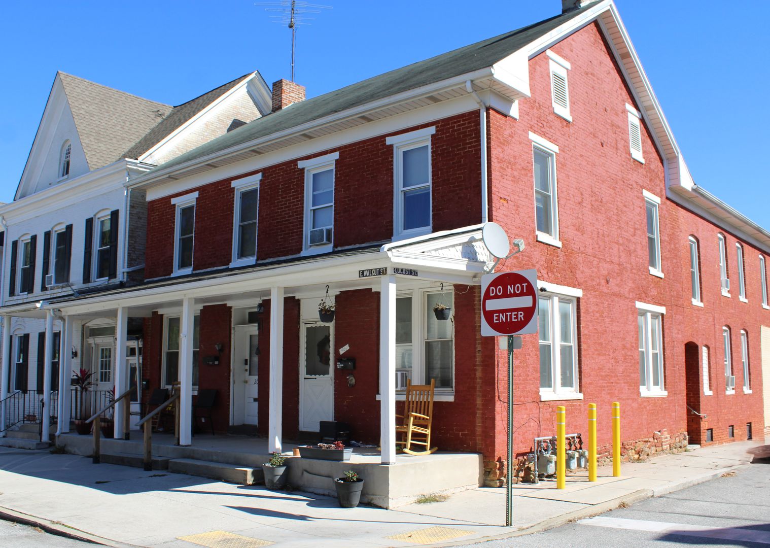 Hanover House: 201 1/2 E. Walnut Street