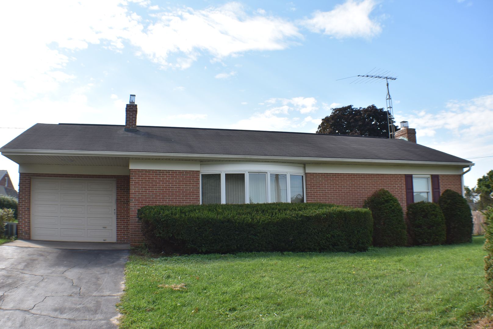 Red Lion House: 209 West Ave