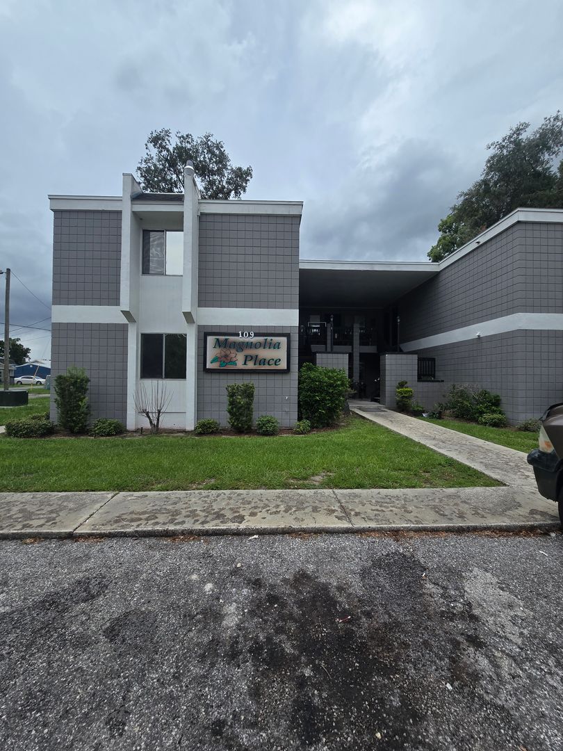 Plant City Apartment: 109 Magnolia Street