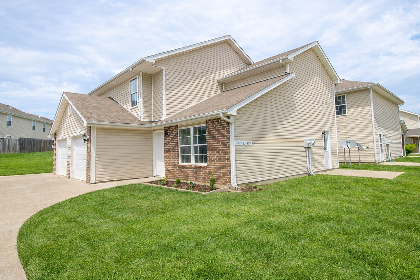 Columbia House: 1419 Bodie Dr