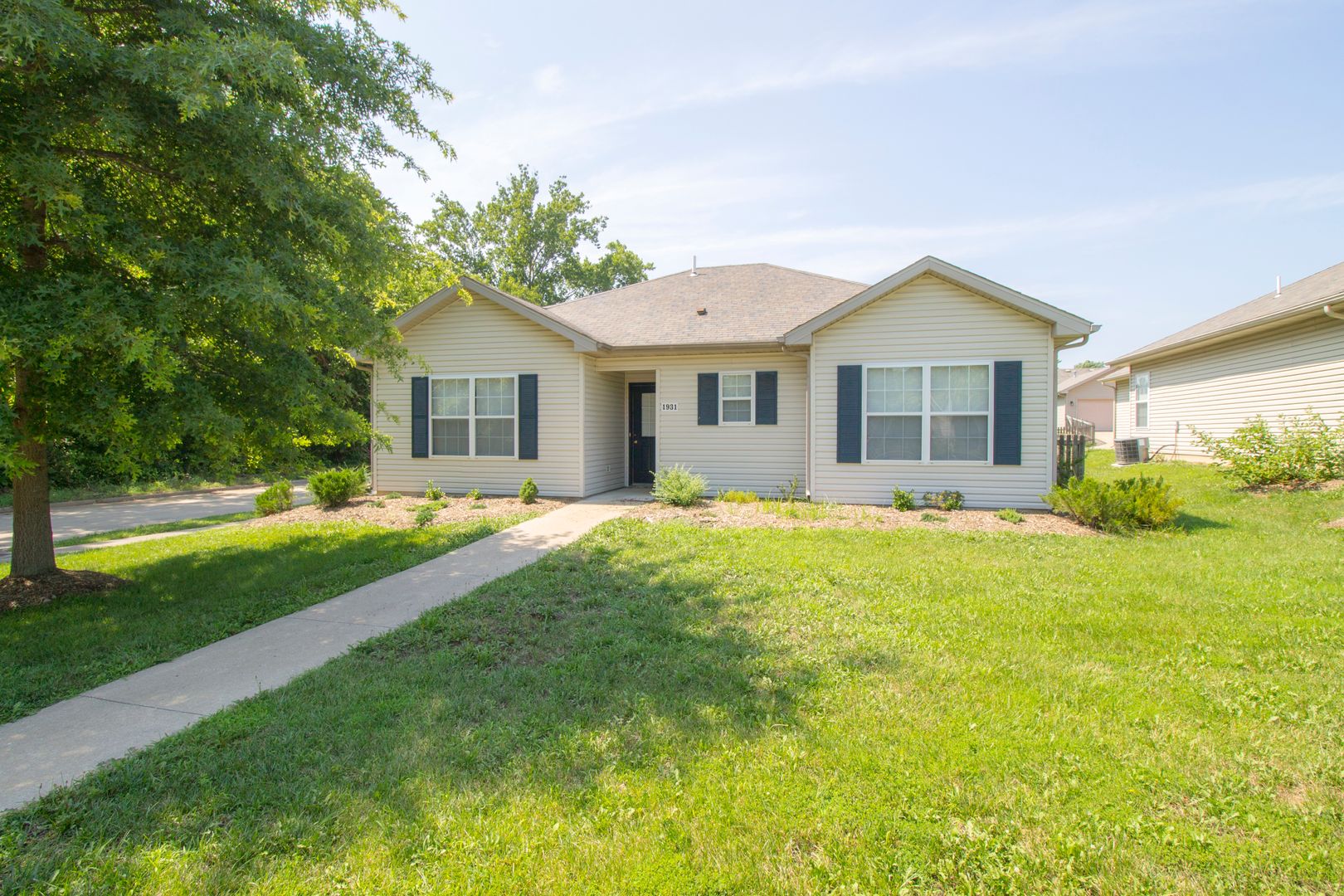 Columbia House: 1931 Harmony St