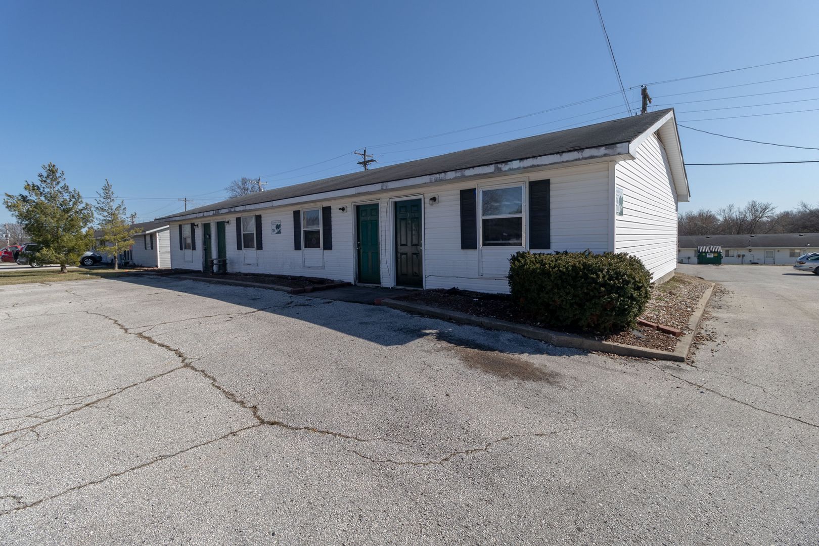 Columbia House: 704 W Cunningham Dr - 3