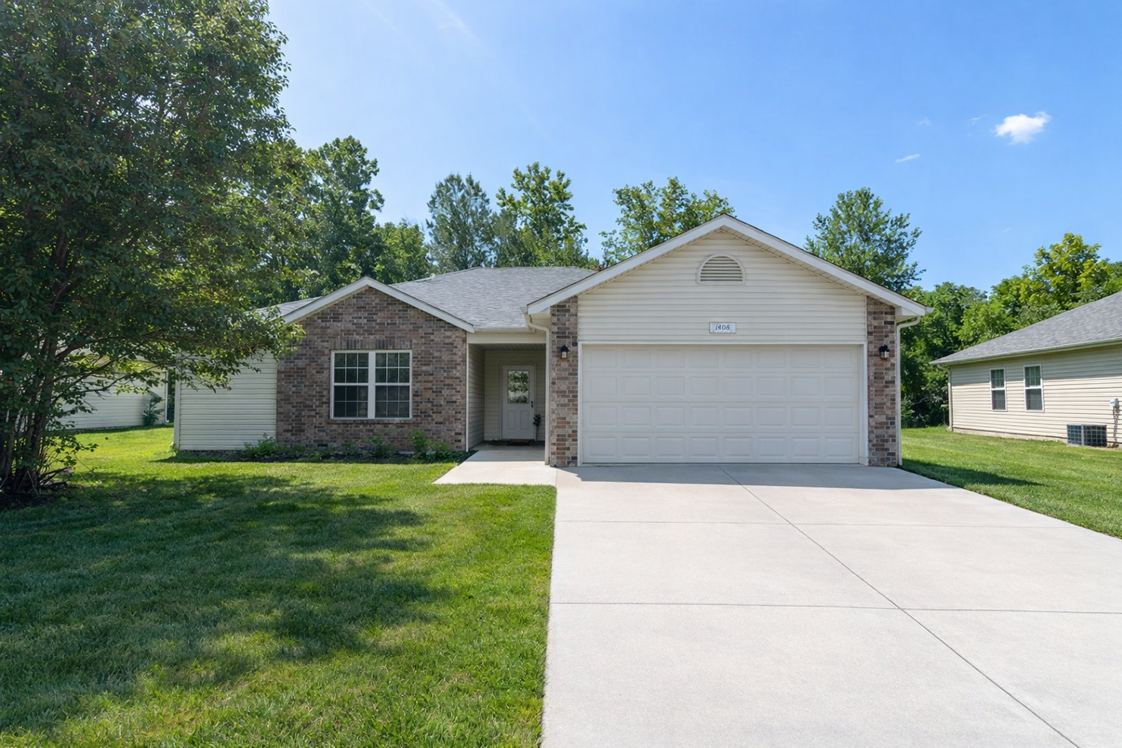 Columbia House: 1408 Bodie Dr