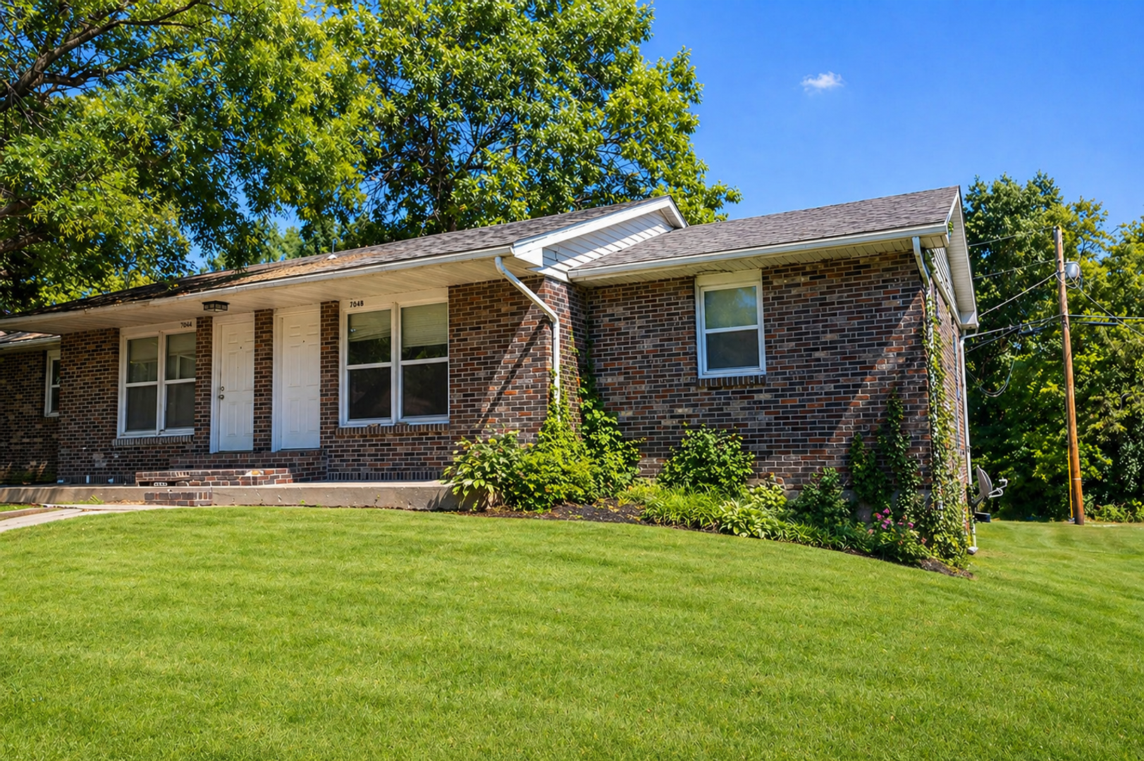 Columbia House: 706 Demaret Dr