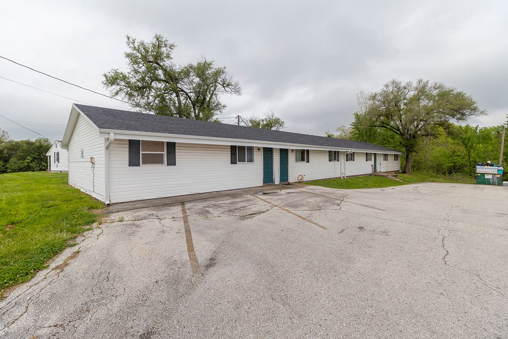 Columbia House: 705 W Cunningham Dr - 1