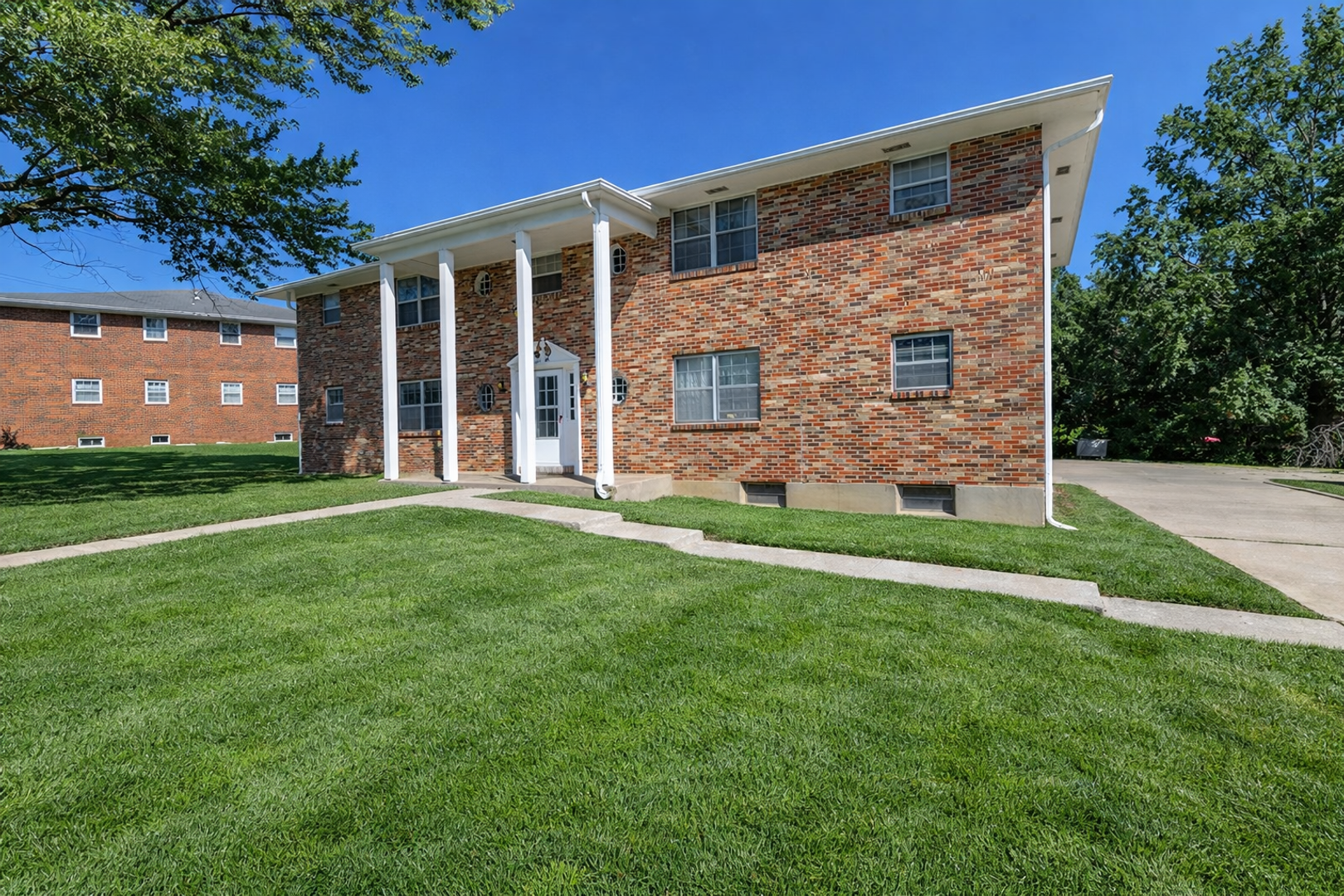 Columbia Apartment: 2705 W Rollins Rd