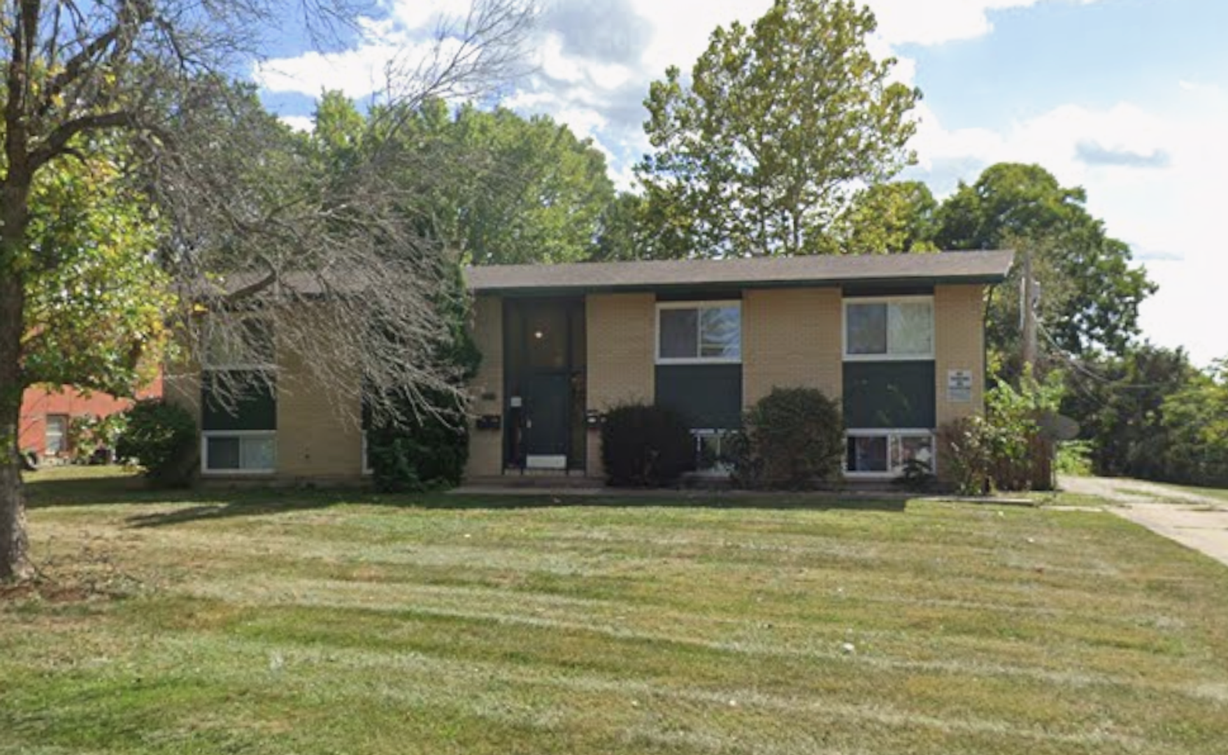 Columbia House: 2812 Leeway Dr