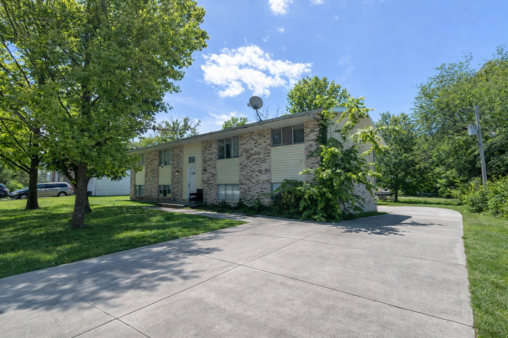 Columbia House: 1309 N Golf Blvd