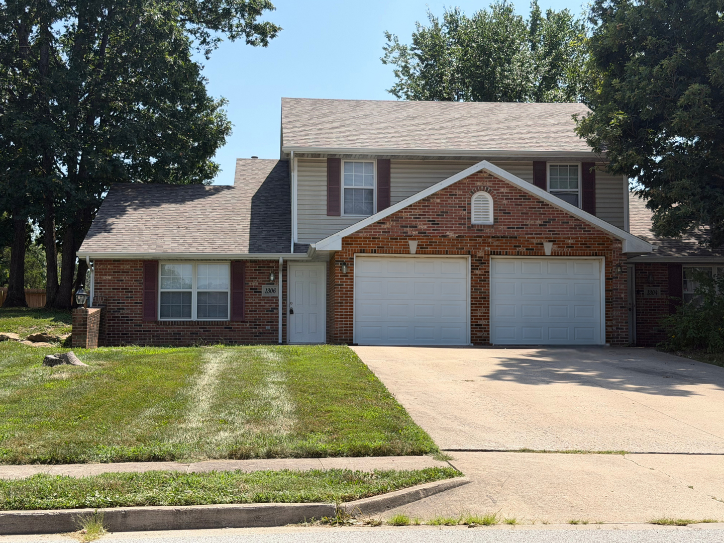 Columbia House: 1306 Godas Cir