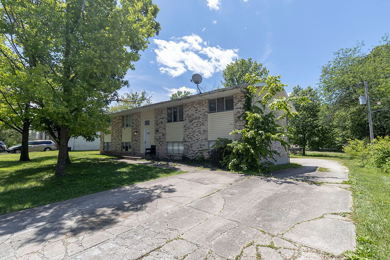 Columbia House: 1309 N Golf Blvd