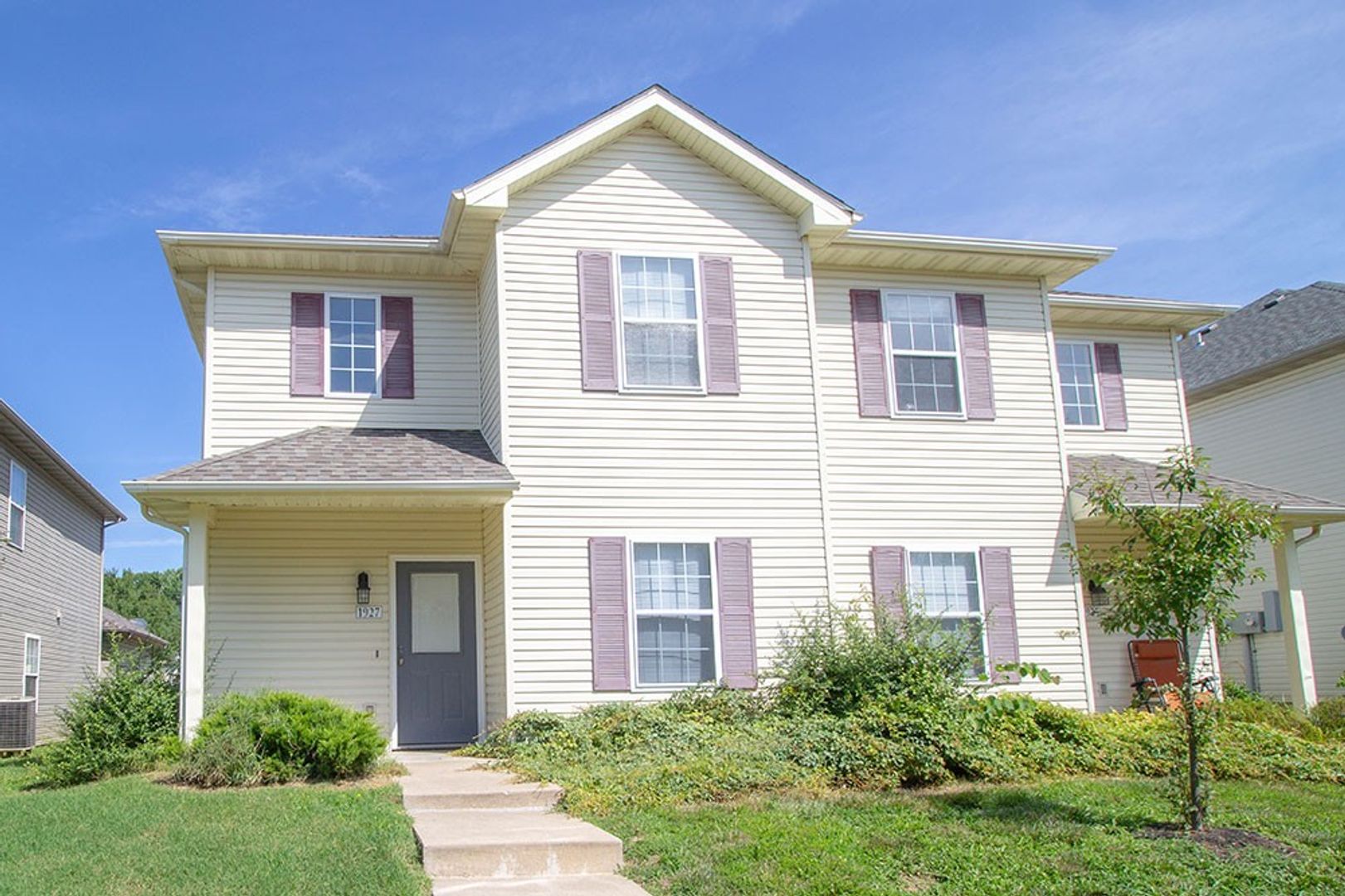 Columbia House: 1927 Center St