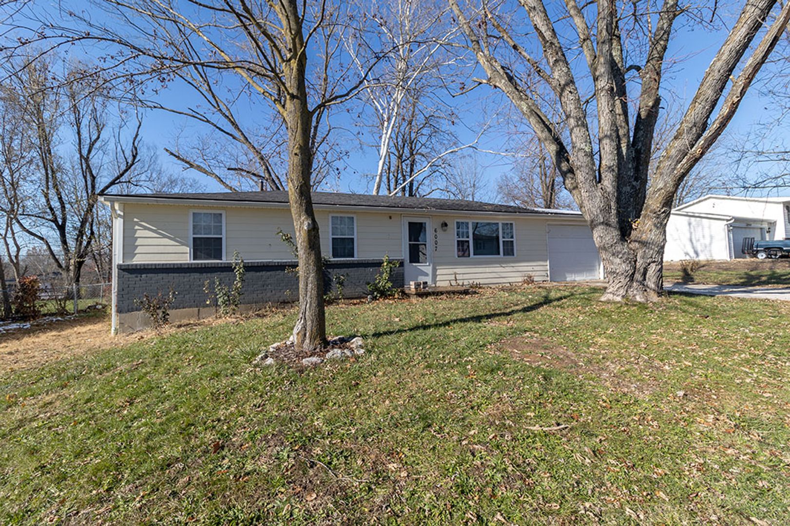 Columbia House: 6007 N Vickie Dr