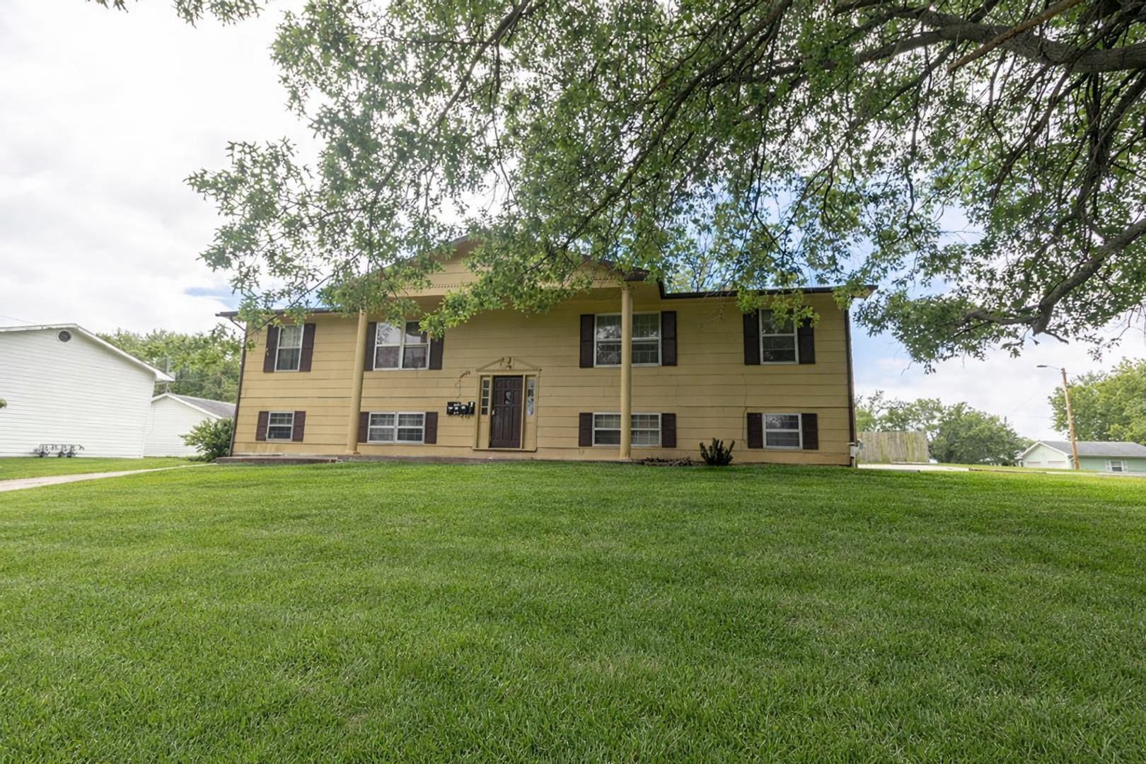 Columbia House: 2904 Leeway Dr