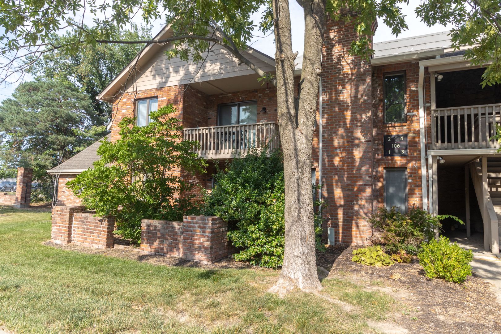 Columbia House: 106 E Green Meadows Rd