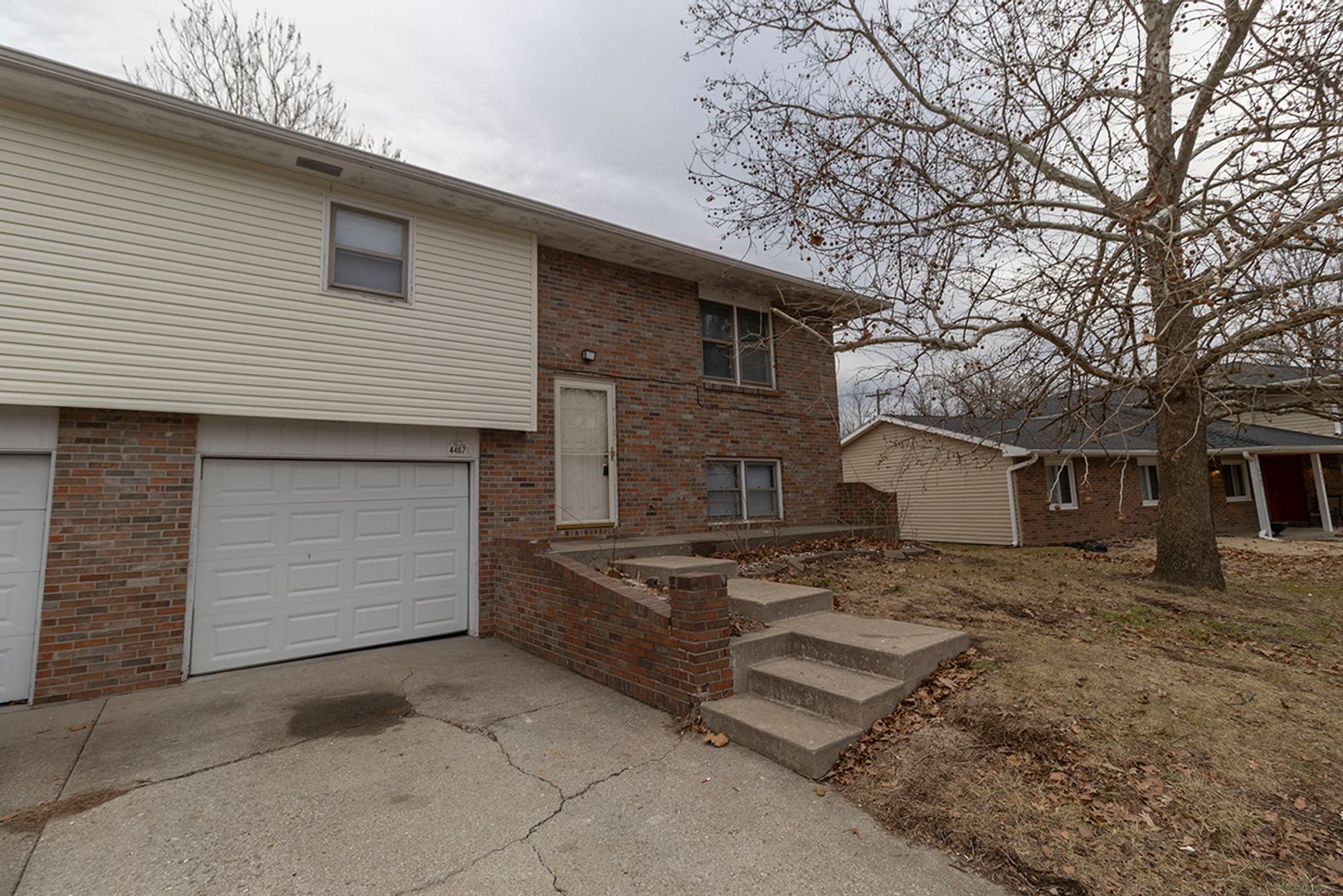 Columbia Apartment: 4465-4467 Santa Anna Dr.