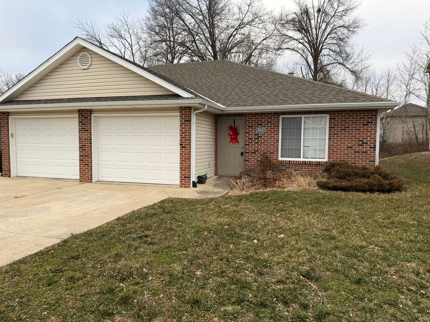 Columbia House: 7437 E Noah Ct