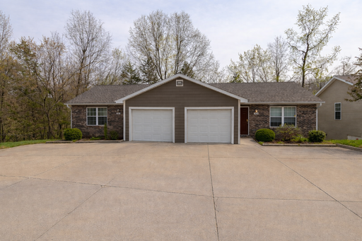 3 Bedrooms & 2 Bath – photo 1
