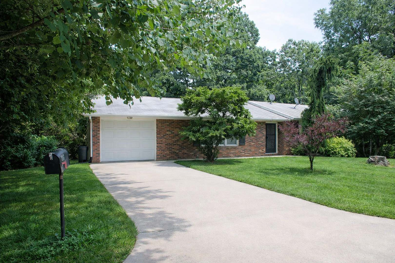 Columbia House: 3006 Lynnwood Dr