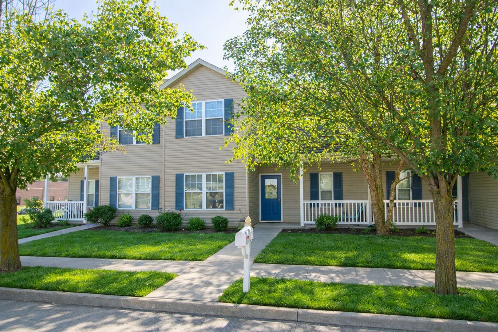 Columbia House: 1924 Center St