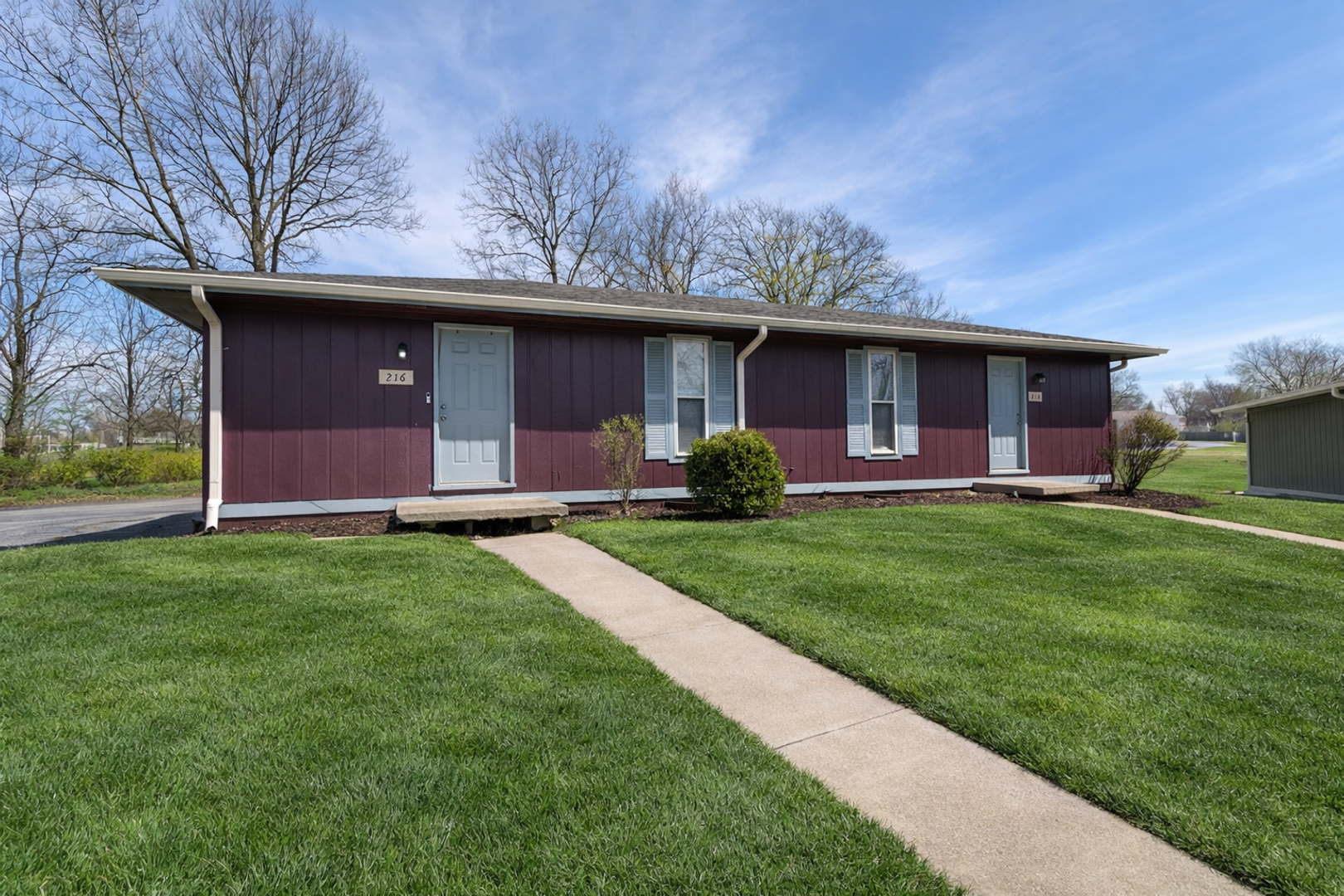 Columbia House: 216 Wheaton Ct