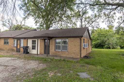 Fully Remodeled 3 Bedroom Duplex – photo 1