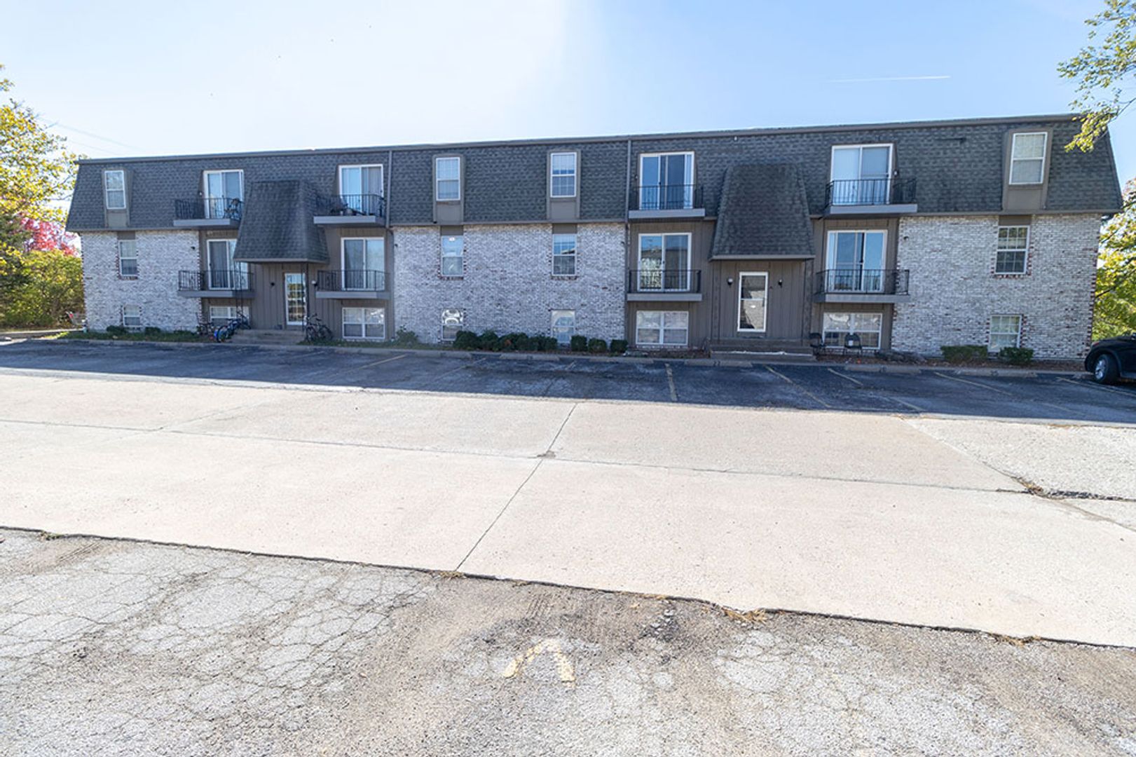 Columbia House: 3408 Balboa Ln #26