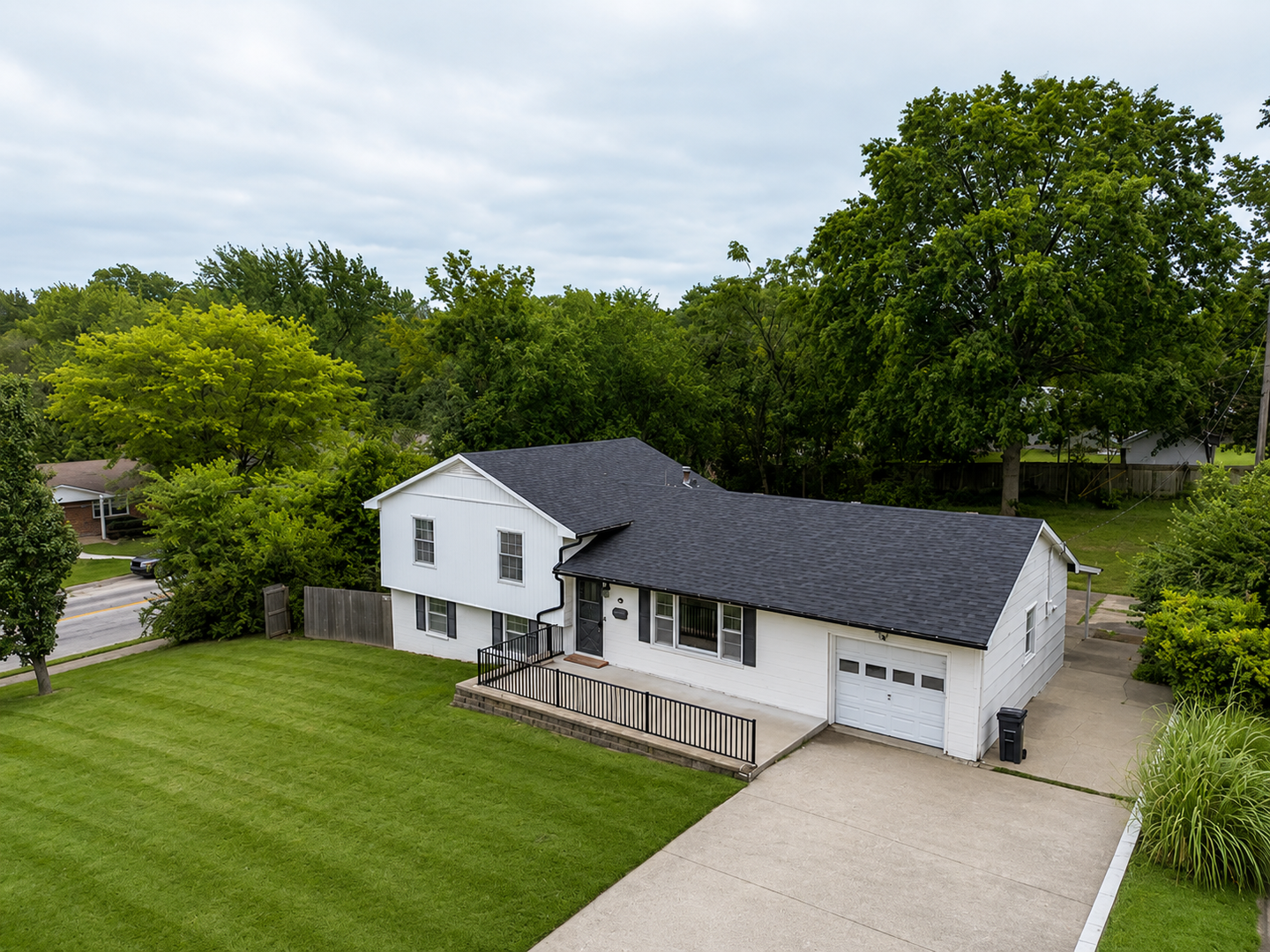 Columbia House: 100 W Leslie Ln