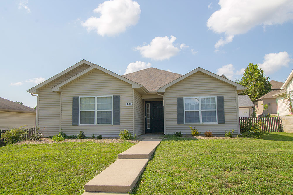 Columbia House: 1921 Field St