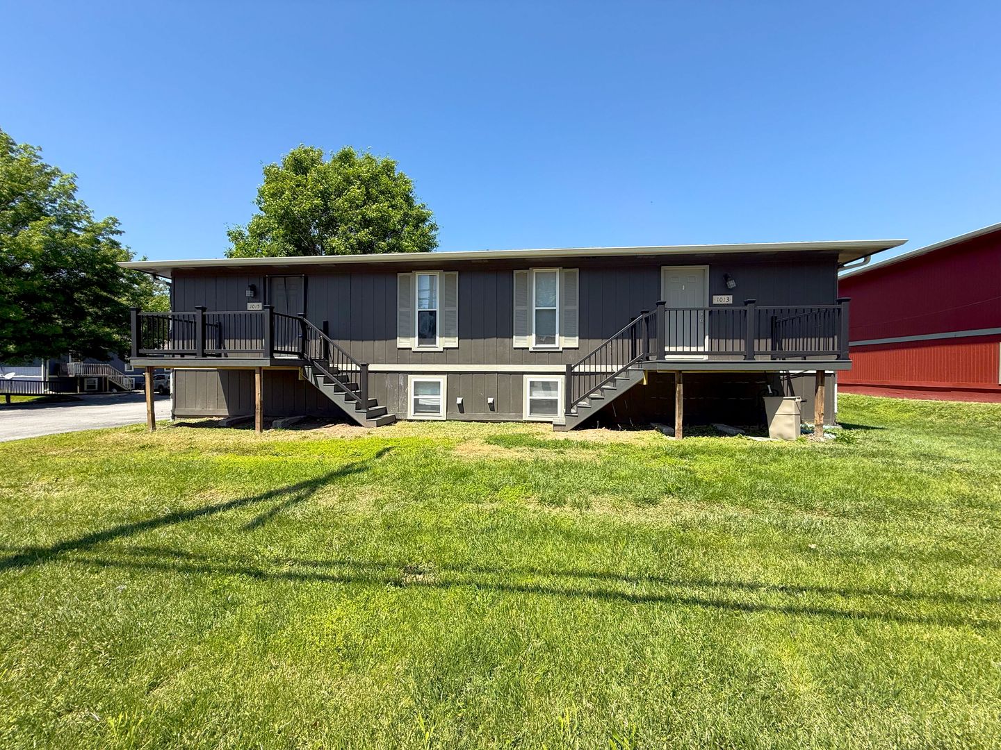 Columbia House: 1015 W Ash St