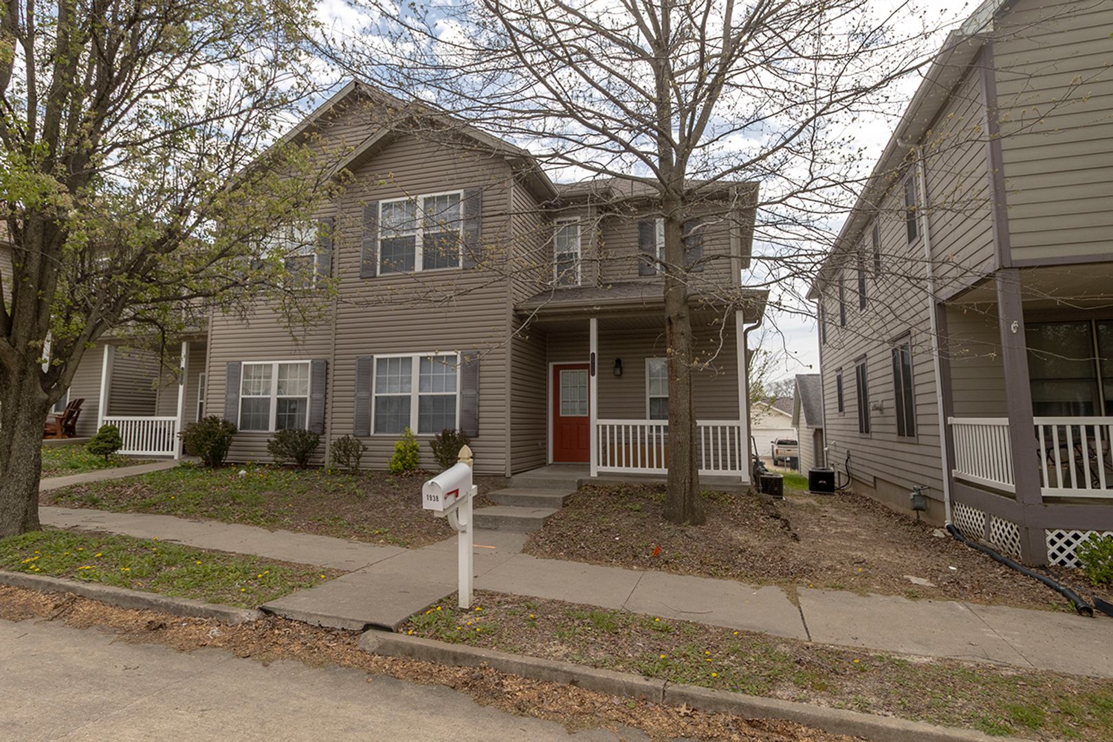 Columbia House: 1938 Center St