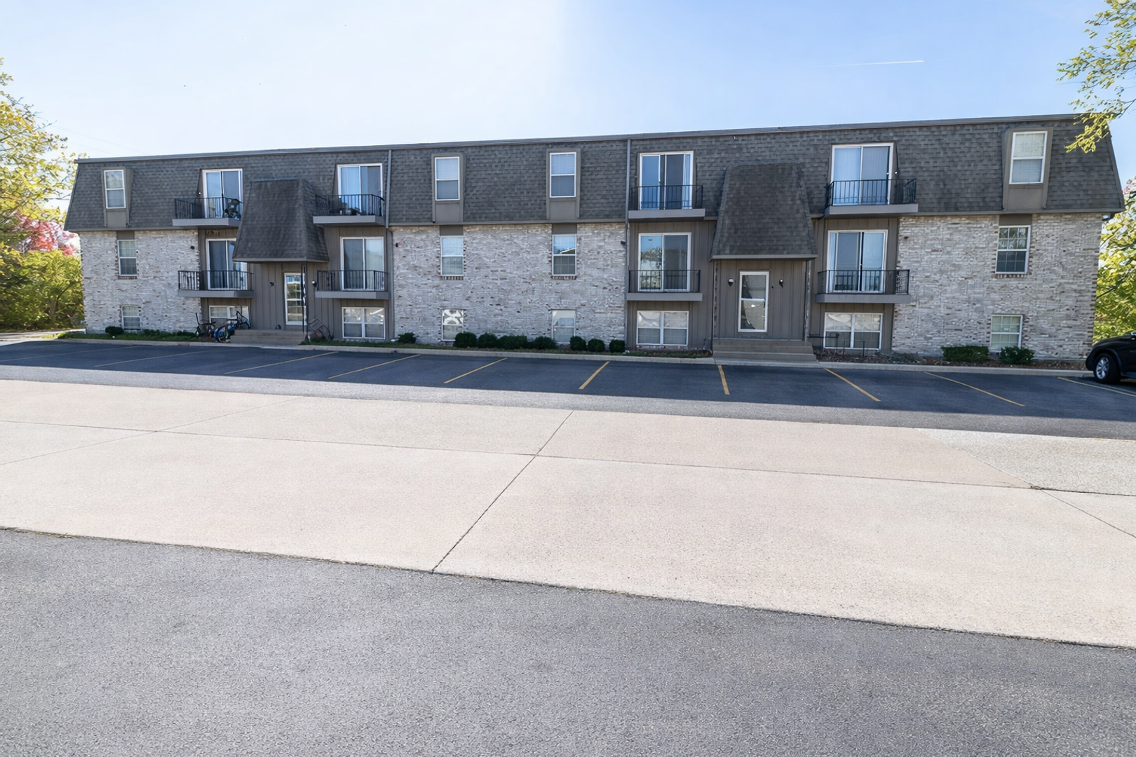 Columbia House: 3408 Balboa Ln #31