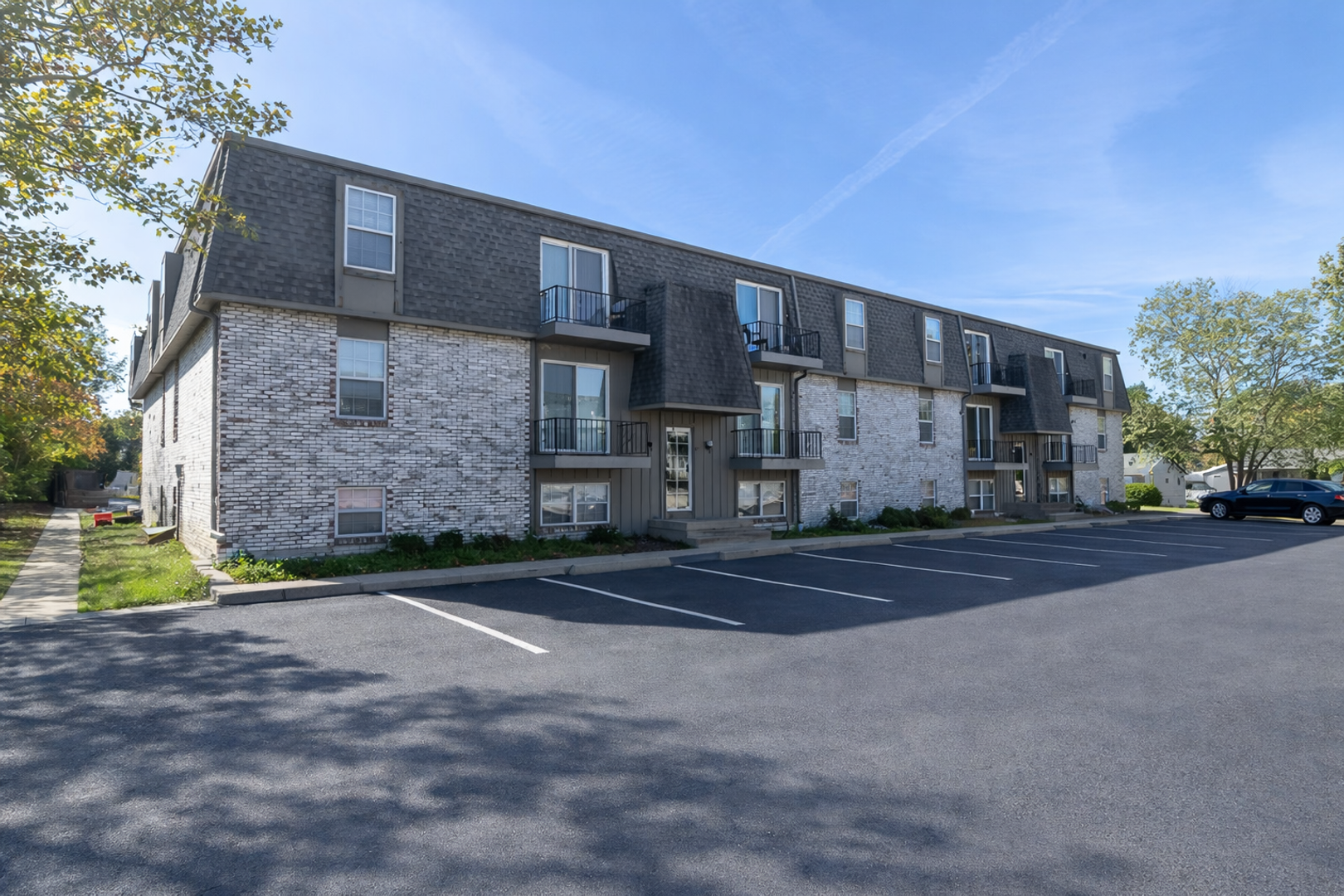 Columbia House: 3408 Balboa Ln #26