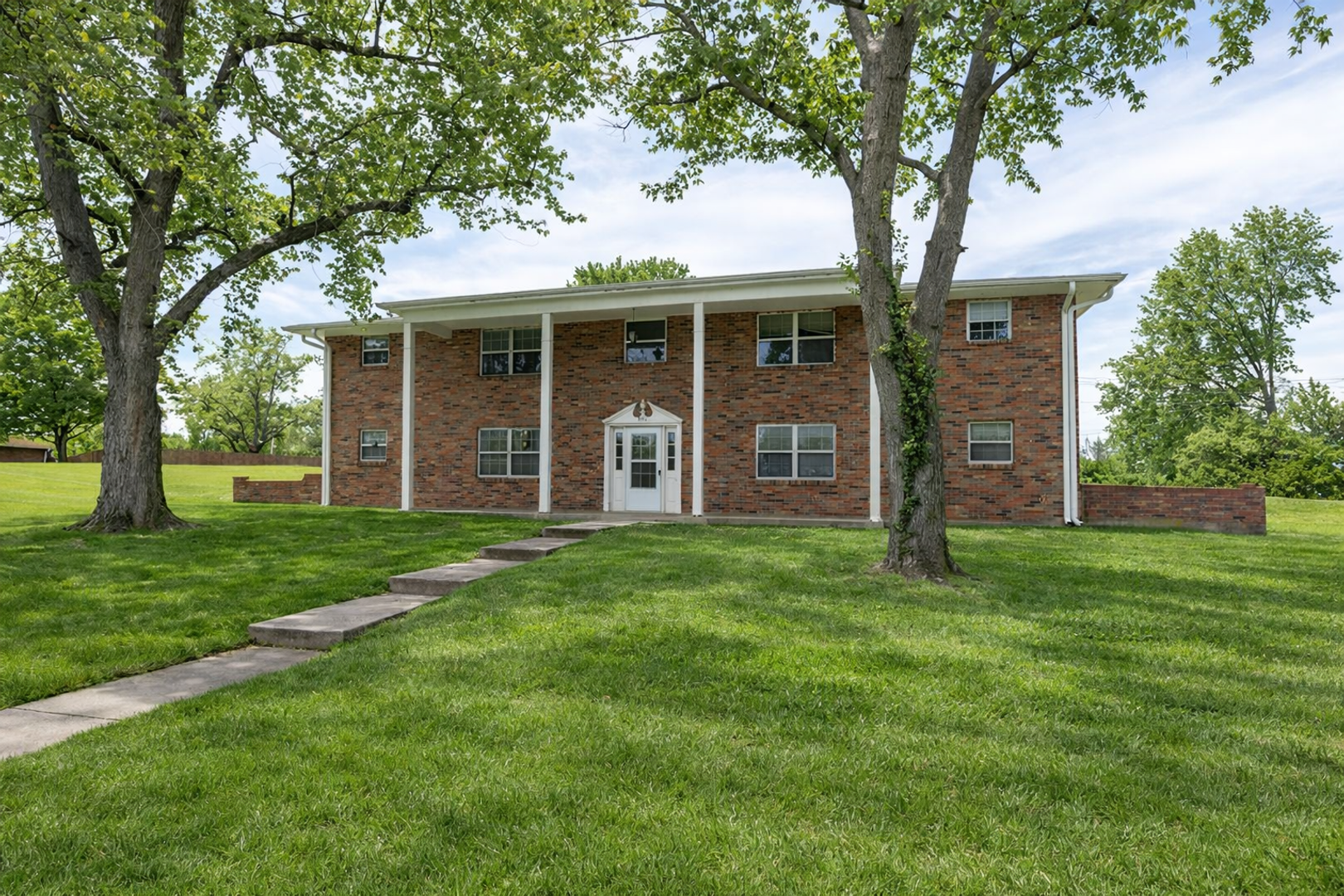 Columbia Apartment: 711 Hulen Dr