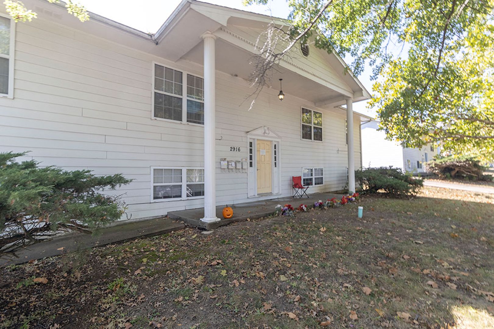 Columbia House: 2916 Leeway Dr - C